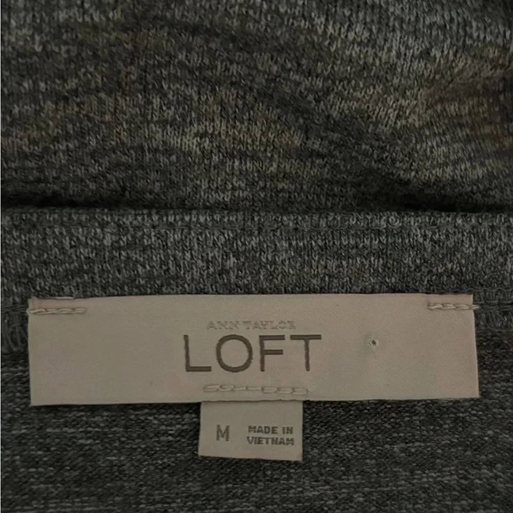 Loft Womens 3/4 Sleeve ‎ Gray Knit Top Woven Seashells Navy Ruffle Accent Medium